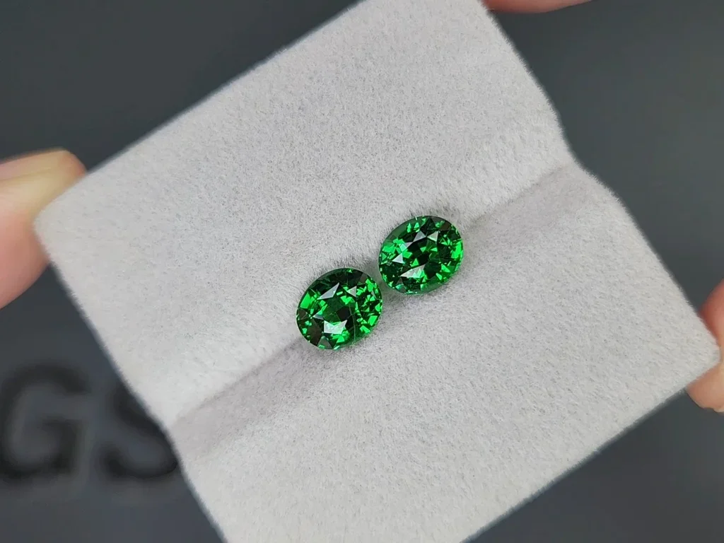 Pair of vivid green tsavorite garnets in oval cut 3.07 carats, Kenya   Image №4