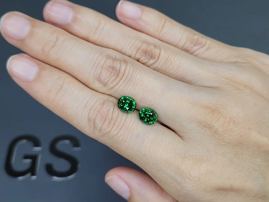 Pair of vivid green tsavorite garnets in oval cut 3.07 carats, Kenya   Image №2