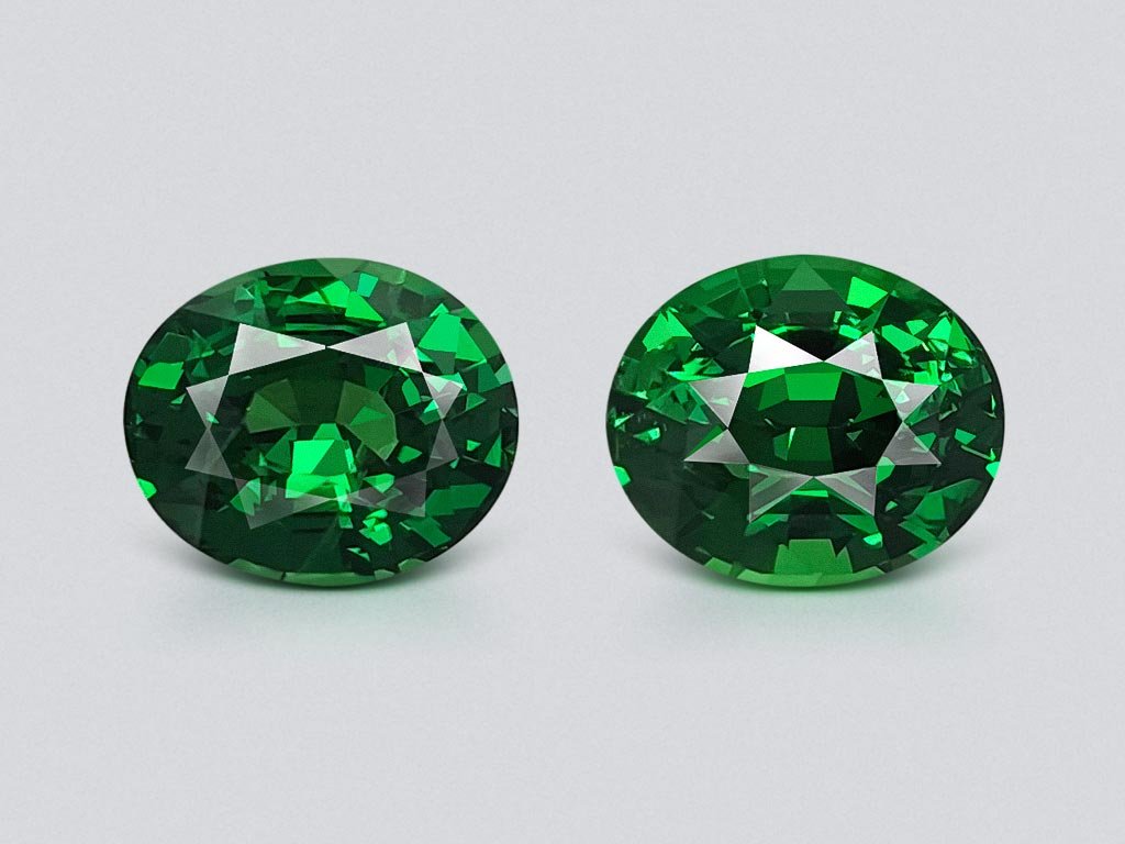 Pair of vivid green tsavorite garnets in oval cut 3.07 carats, Kenya   Image №1