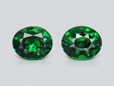 Pair of vivid green tsavorite garnets in oval cut 3.07 carats, Kenya   photo