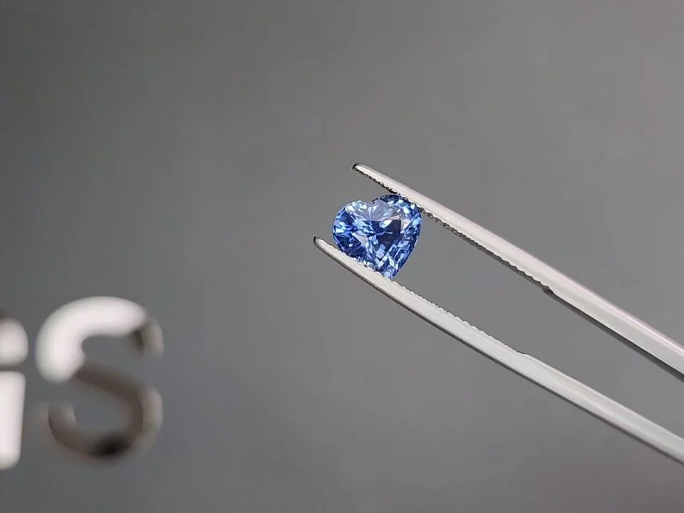 Unheated blue sapphire in heart shape 2.17 carats, Sri Lanka  Image №3