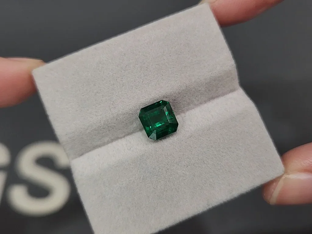 Emerald Vivid Green octagon cut 2.18 carats, Pakistan Image №4