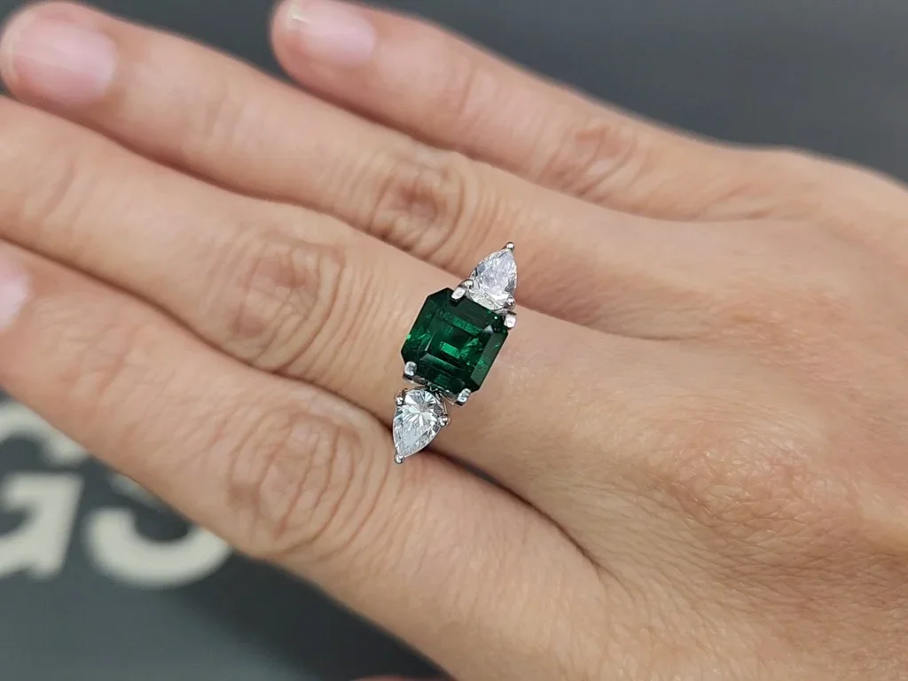 Emerald Vivid Green octagon cut 2.18 carats, Pakistan Image №5