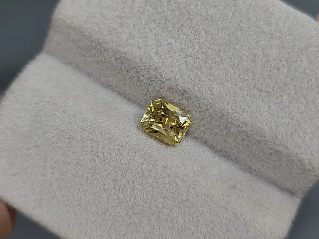 Unheated yellow sapphire radiant cut 1.12 carats, Sri Lanka Image №3