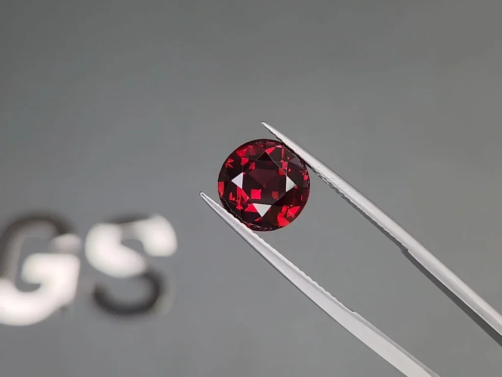 Red-orange rhodolite garnet in round cut 5.09 carats, Tanzania Image №3