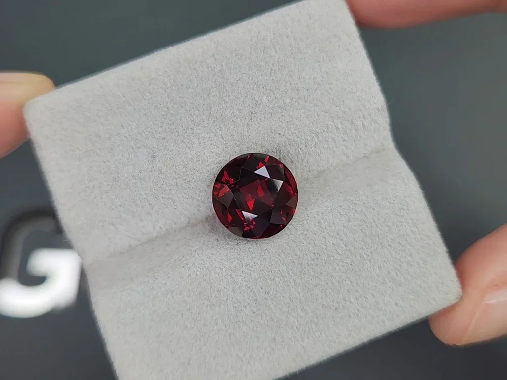 Red-orange rhodolite garnet in round cut 5.09 carats, Tanzania Image №4