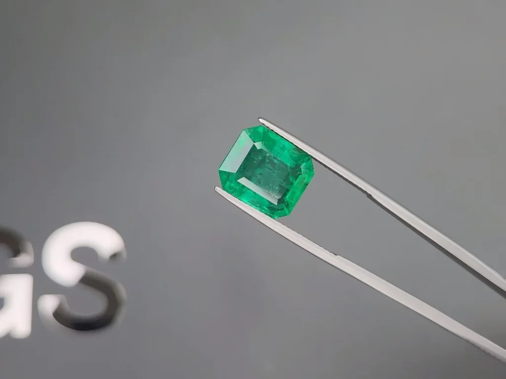 Intense green emerald in octagon cut 7.94 carats, Zambia  Image №3