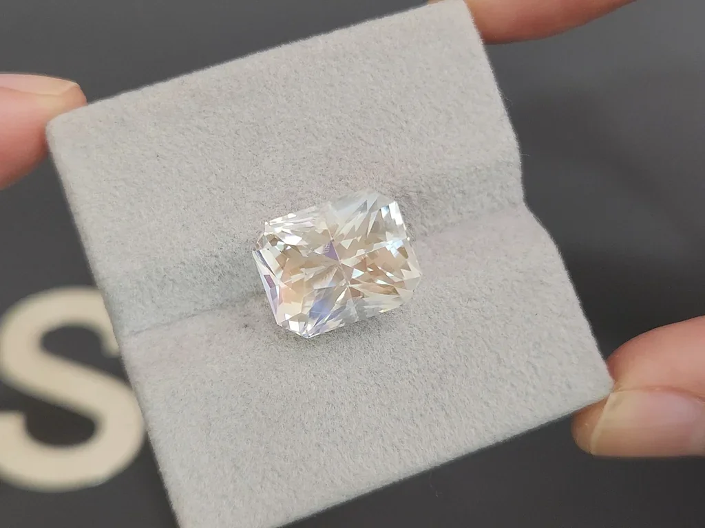 Rainbow moonstone in radiant cut 10.82 carats, Madagascar Image №4