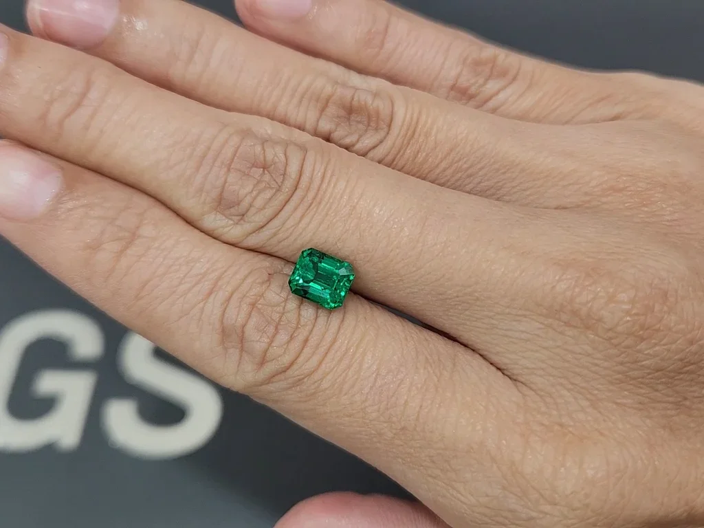 Emerald Vivid Green octagon cut 1.64 carats, Pakistan Image №2