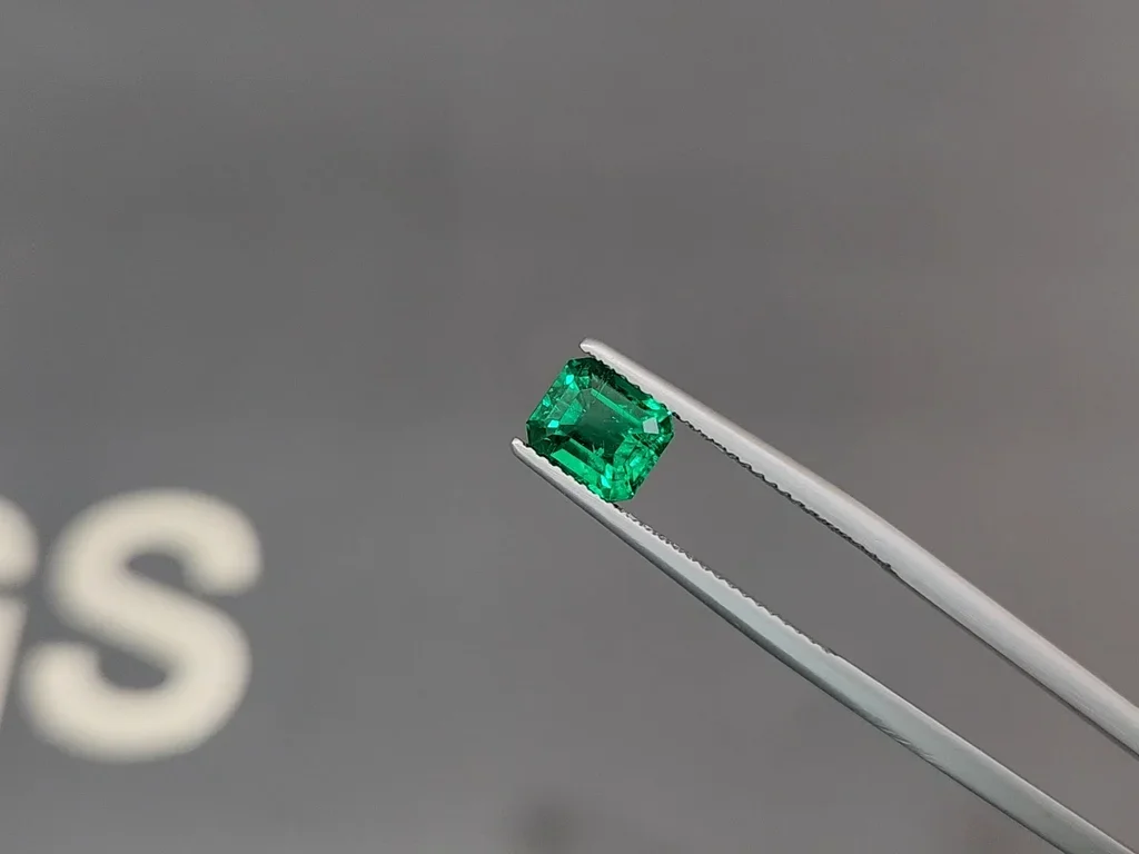 Emerald Vivid Green octagon cut 1.64 carats, Pakistan Image №3