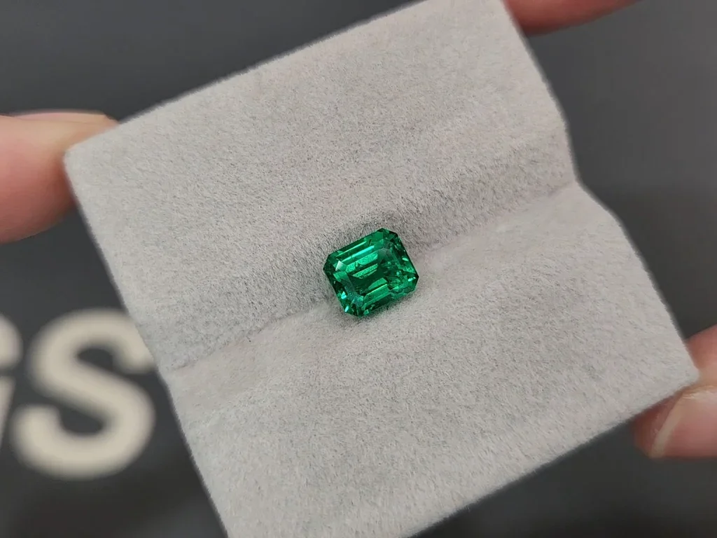 Emerald Vivid Green octagon cut 1.64 carats, Pakistan Image №4