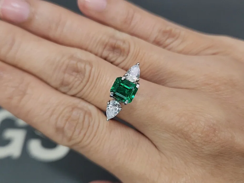 Emerald Vivid Green octagon cut 1.64 carats, Pakistan Image №5