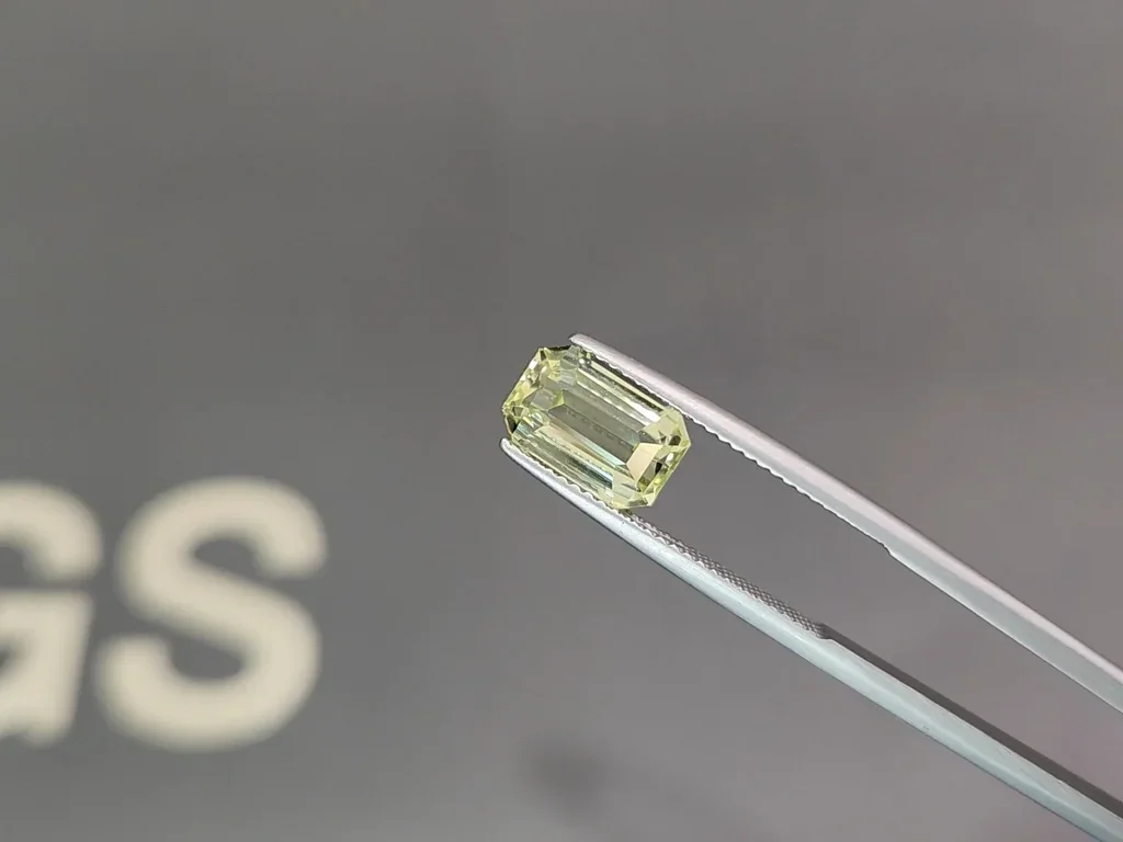 Yellow green chrysoberyl octagon cut 3.55 carats, Sri Lanka Image №3