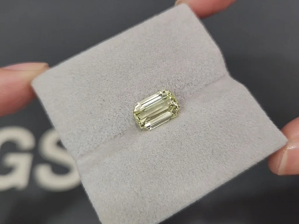 Yellow green chrysoberyl octagon cut 3.55 carats, Sri Lanka Image №4