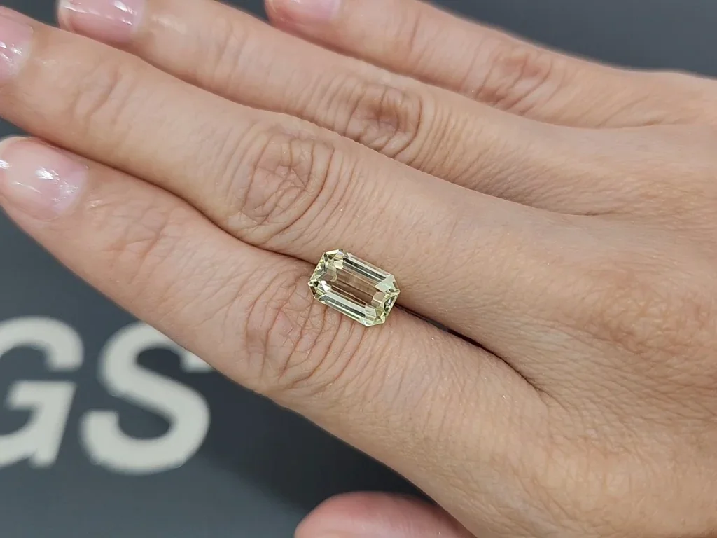Yellow green chrysoberyl octagon cut 3.55 carats, Sri Lanka Image №2