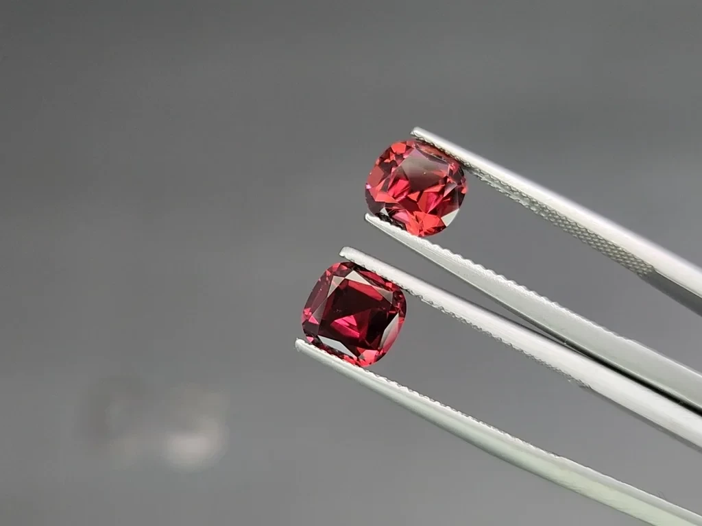 Pair of rhodolite garnets cushion cut 3.54 carats, Madagascar Image №3