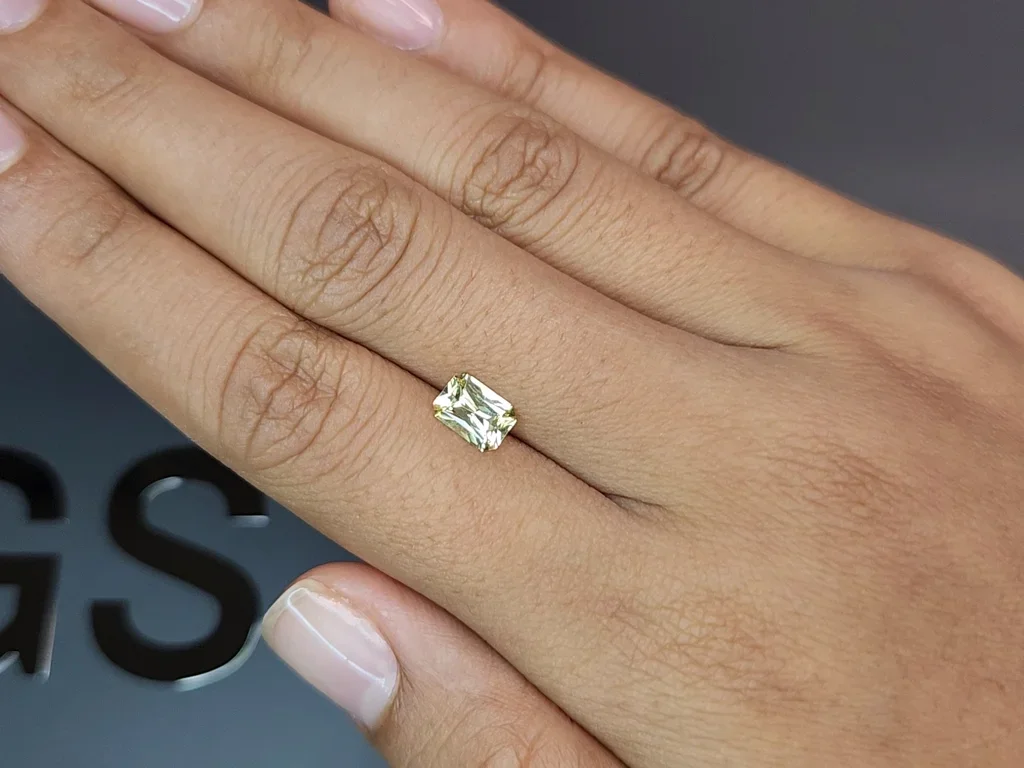 Untreated radiant-cut yellow sapphire 1.11 carats, Madagascar Image №2