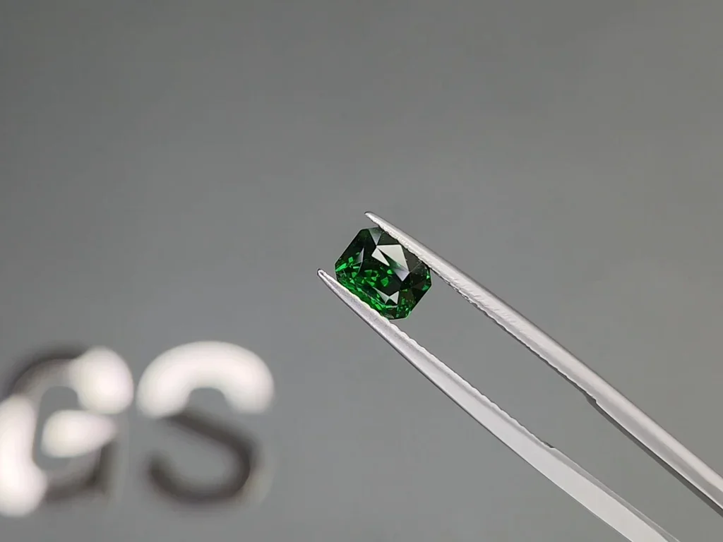 Octagon cut green tsavorite garnet 1.25 carats, Tanzania  Image №3