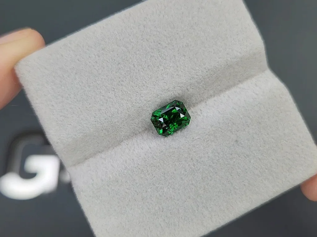 Octagon cut green tsavorite garnet 1.25 carats, Tanzania  Image №4