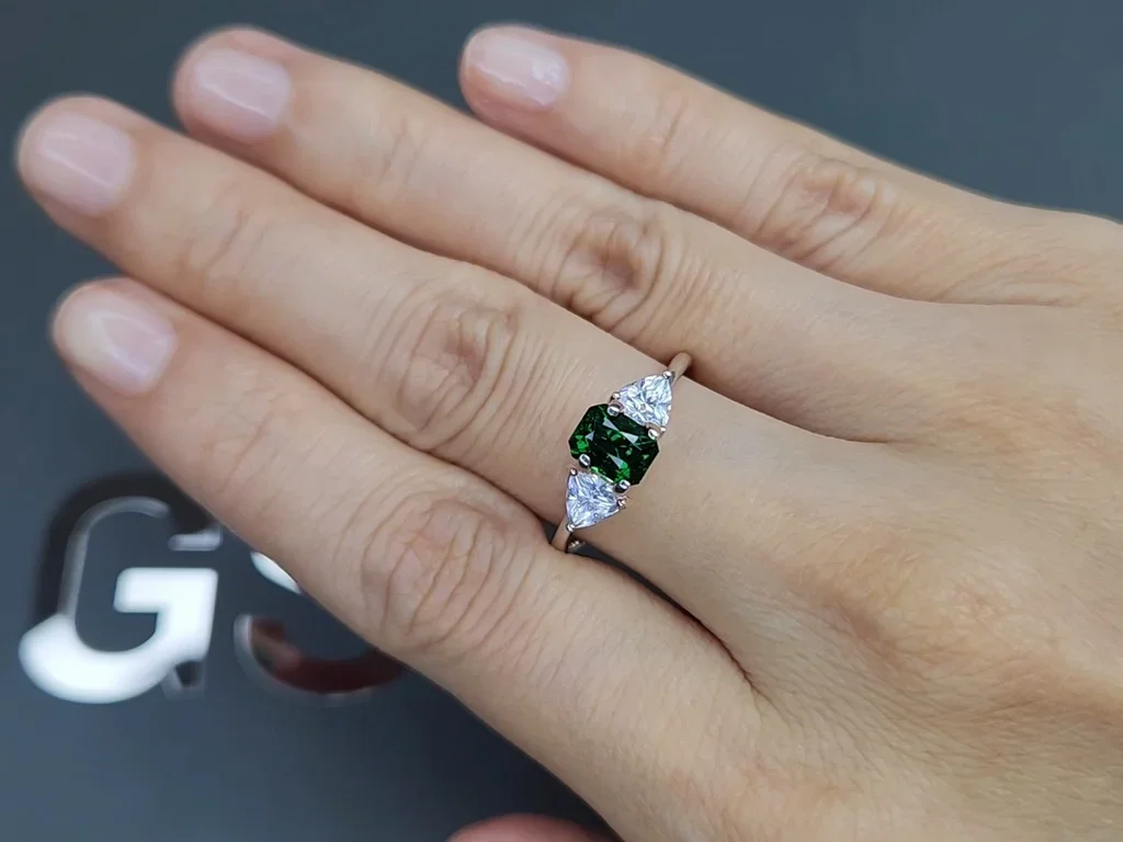 Octagon cut green tsavorite garnet 1.25 carats, Tanzania  Image №5