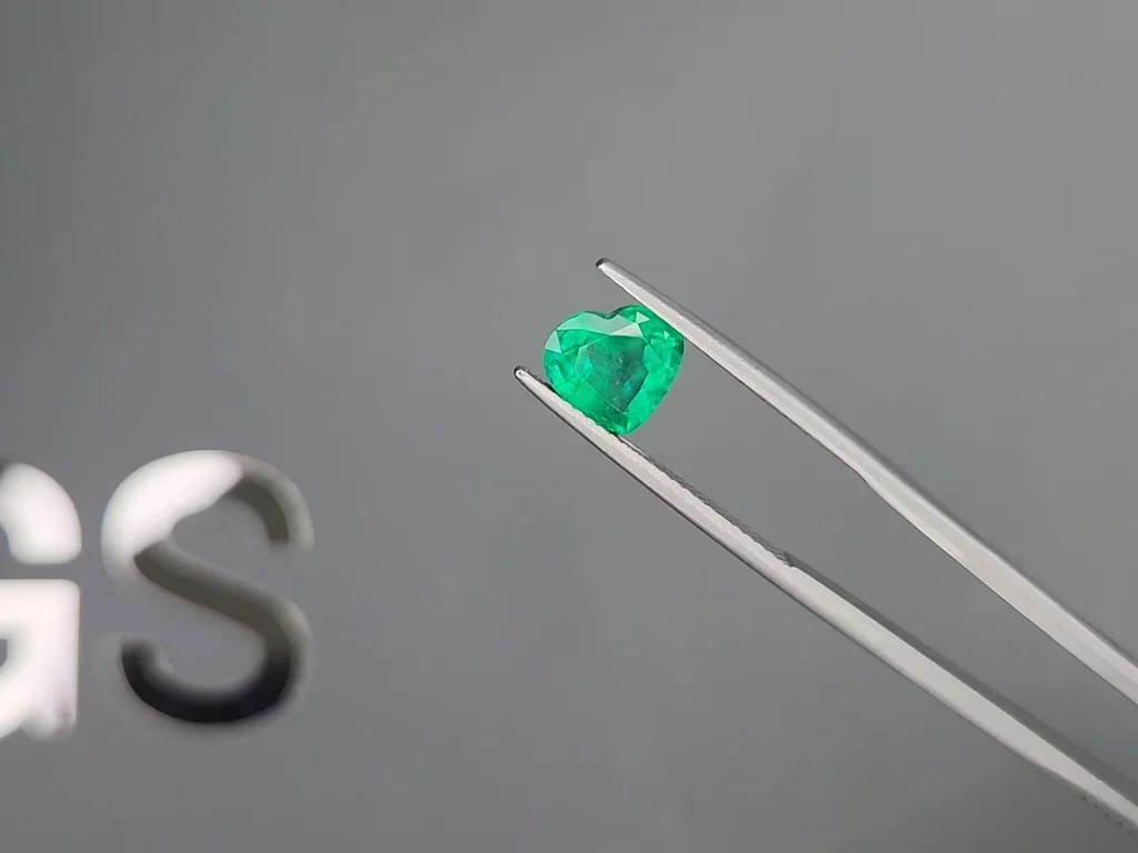 Vivid green emerald in heart cut 1.59 carats, Colombia Image №3