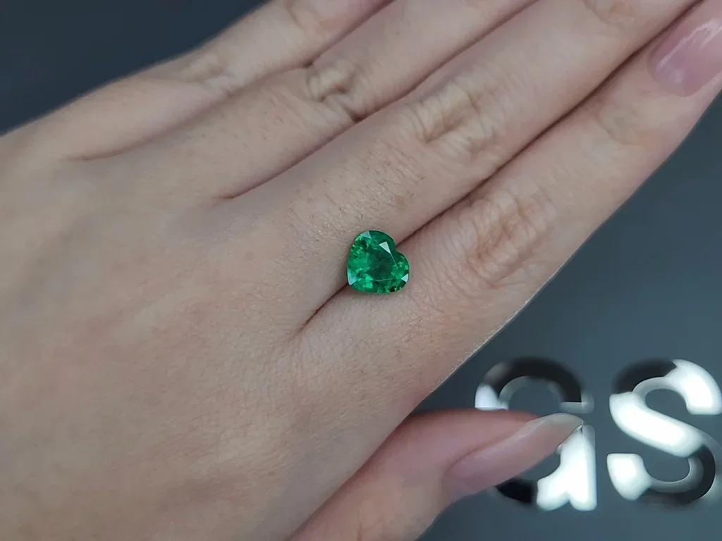 Vivid green emerald in heart cut 1.59 carats, Colombia Image №2