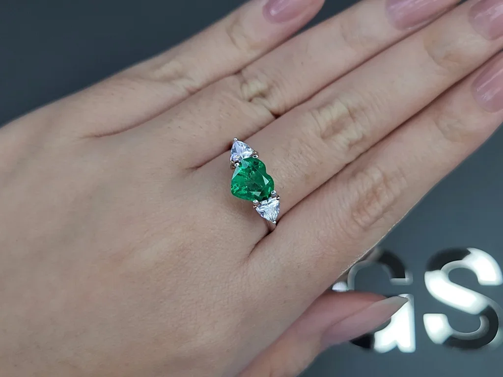 Vivid green emerald in heart cut 1.59 carats, Colombia Image №5