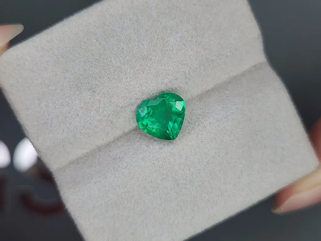 Vivid green emerald in heart cut 1.59 carats, Colombia Image №4