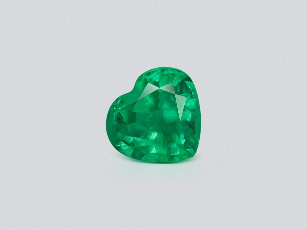 Vivid green emerald in heart cut 1.59 carats, Colombia Image №1