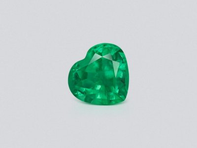 Vivid green emerald in heart cut 1.59 carats, Colombia photo