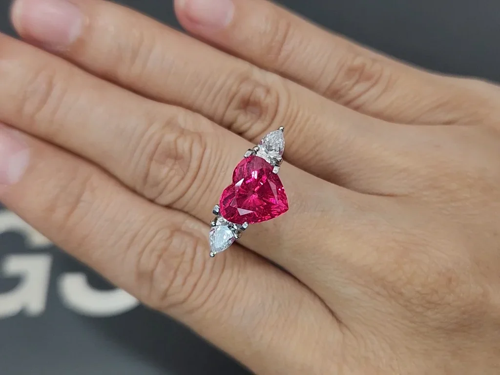 Spinel Mahenge Vivid Pink heart shape 5.11 carats, Tanzania   Image №5
