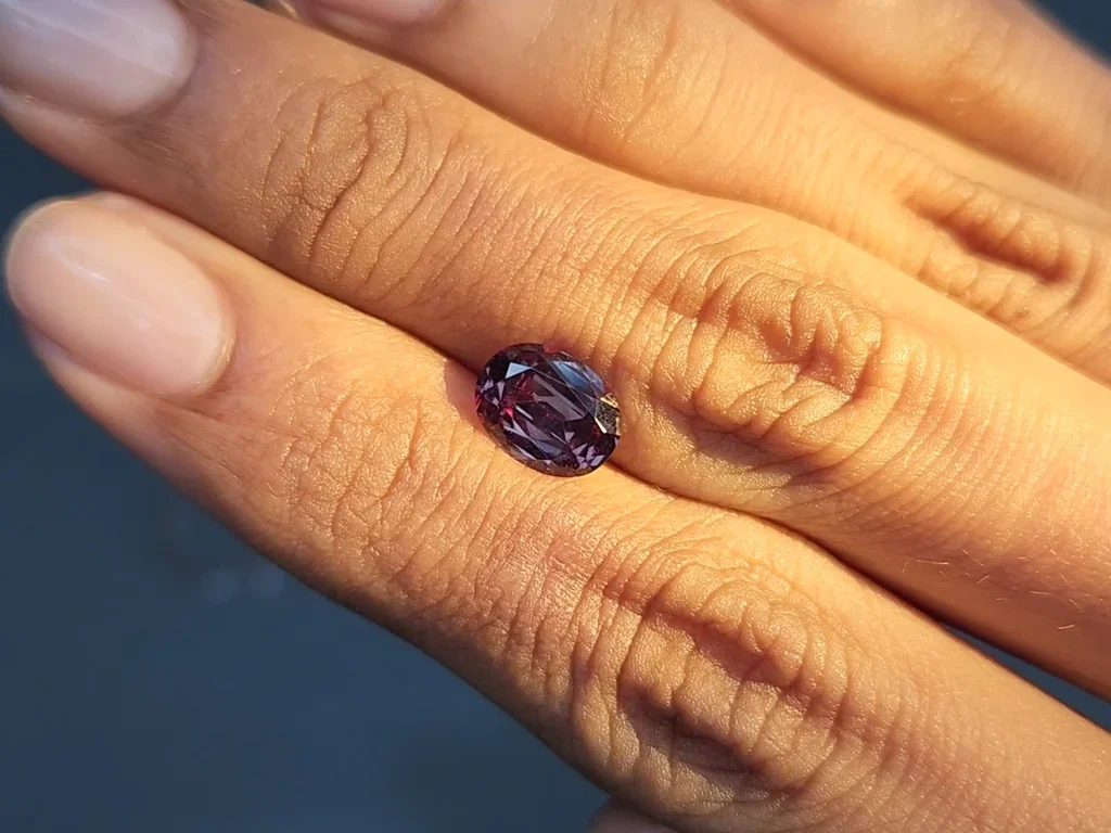 Garnet color change oval cut 1.92 carats, Sri Lanka Image №3