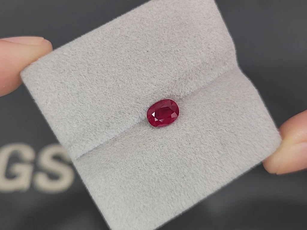 Unheated ruby Pigeon's Blood oval cut 1.08 carats, Burma  Image №4