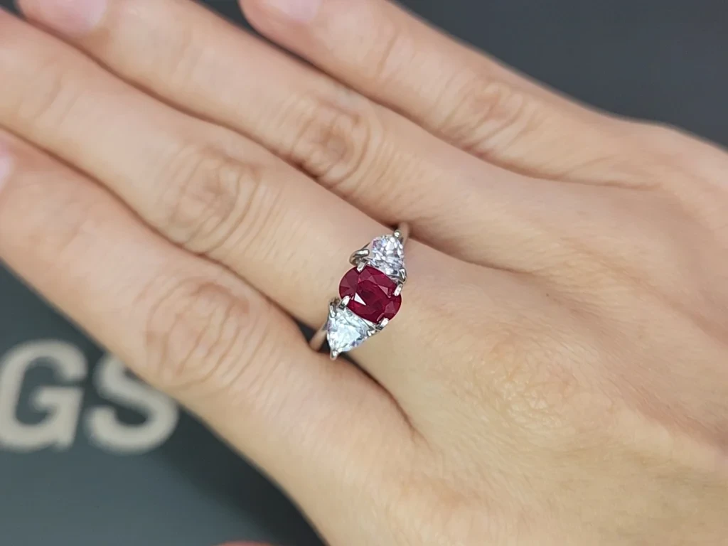 Unheated ruby Pigeon's Blood oval cut 1.08 carats, Burma  Image №5