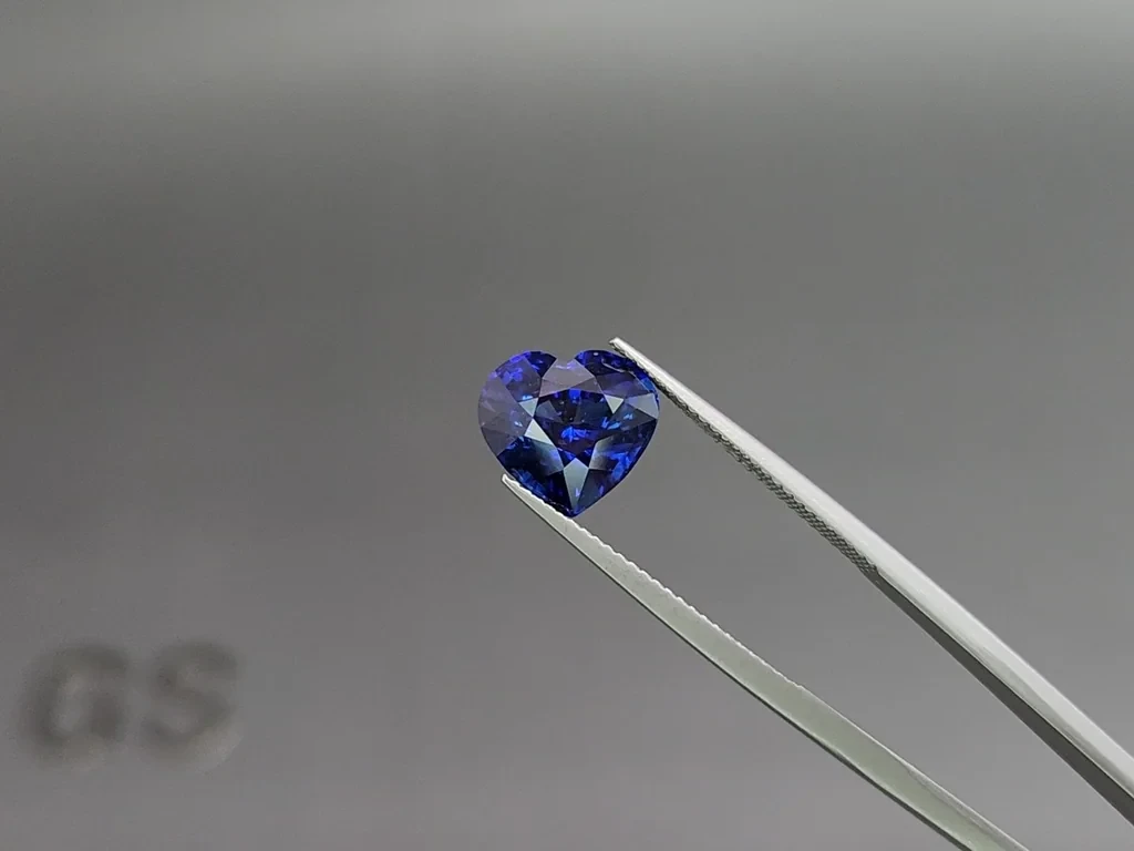 Royal Blue sapphire in heart shape 5.01 carats, Sri Lanka  Image №3