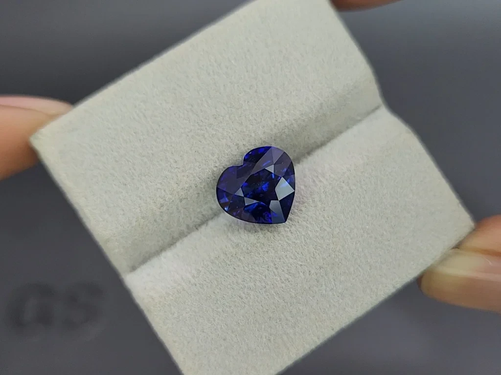 Royal Blue sapphire in heart shape 5.01 carats, Sri Lanka  Image №4