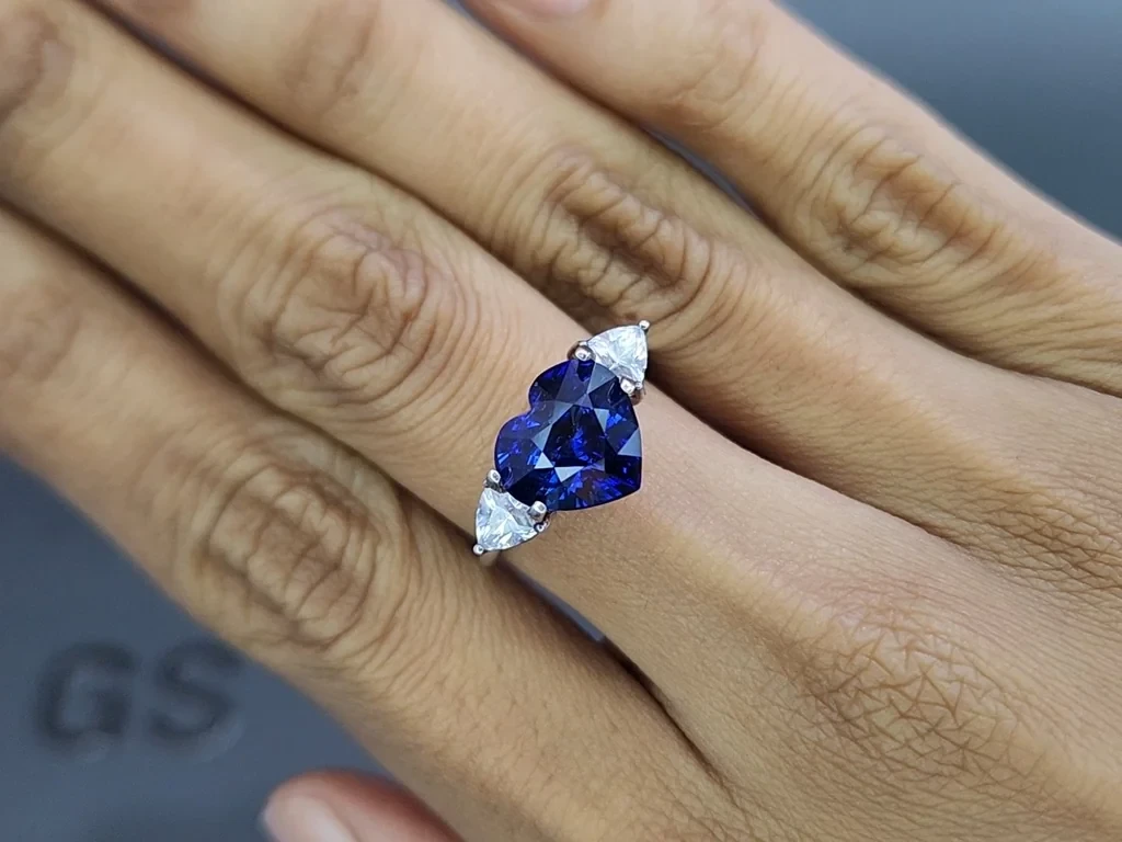 Royal Blue sapphire in heart shape 5.01 carats, Sri Lanka  Image №5