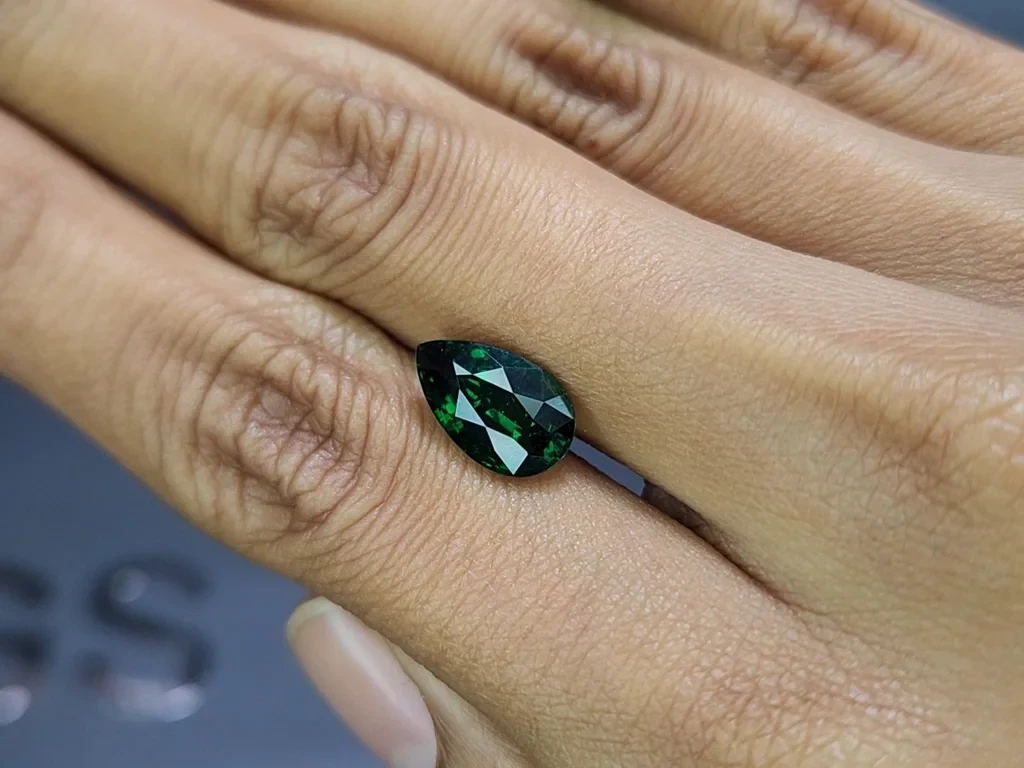 Garnet tsavorite pear cut 4.10 carats, Africa Image №2