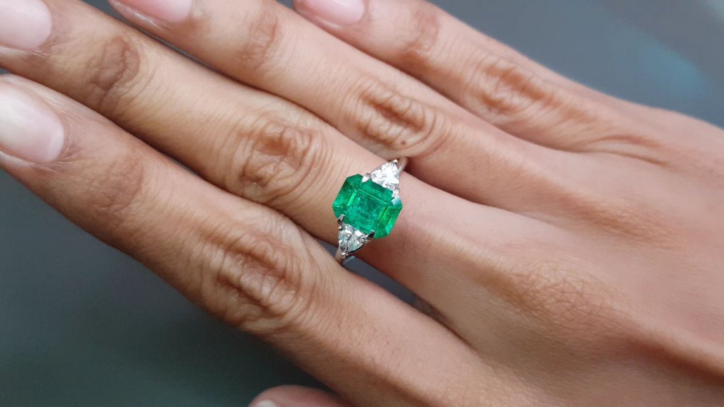 Vivid green emerald in traditional emerald cut 1.83 ct, Colombia Image №4