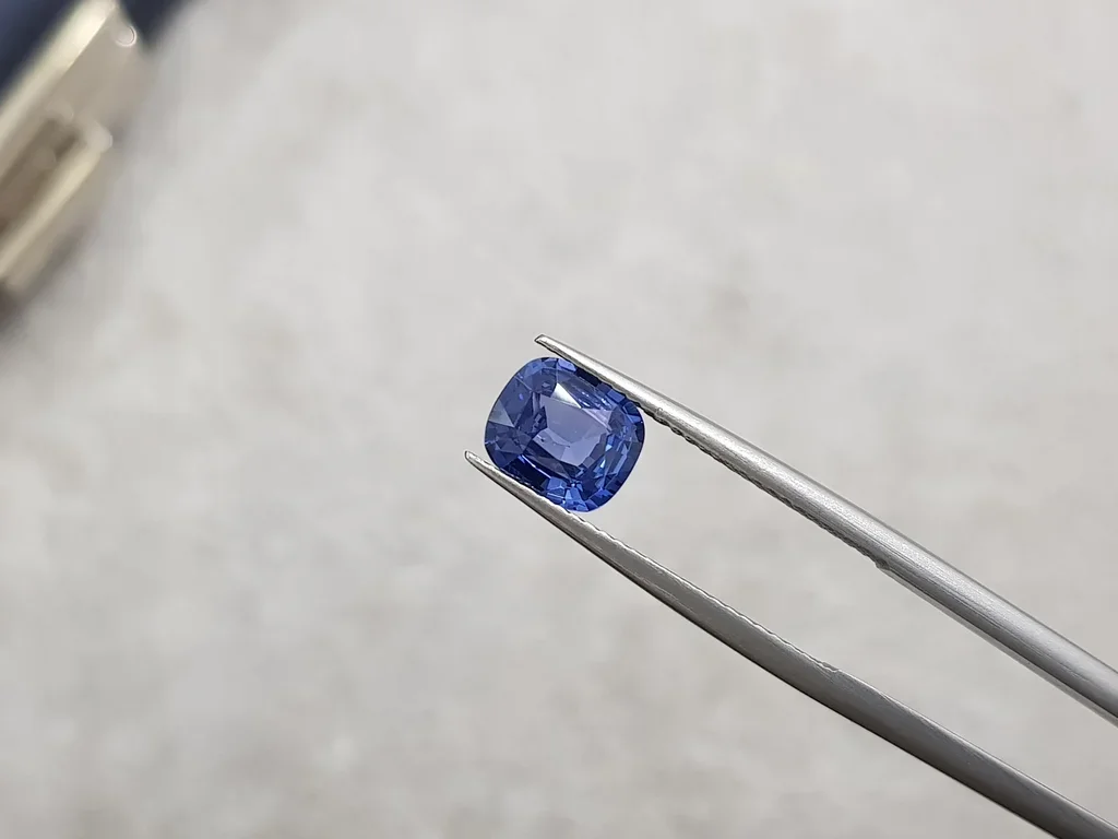 Unheated cushion cut cornflower blue sapphire 1.74 ct, Sri Lanka Image №3