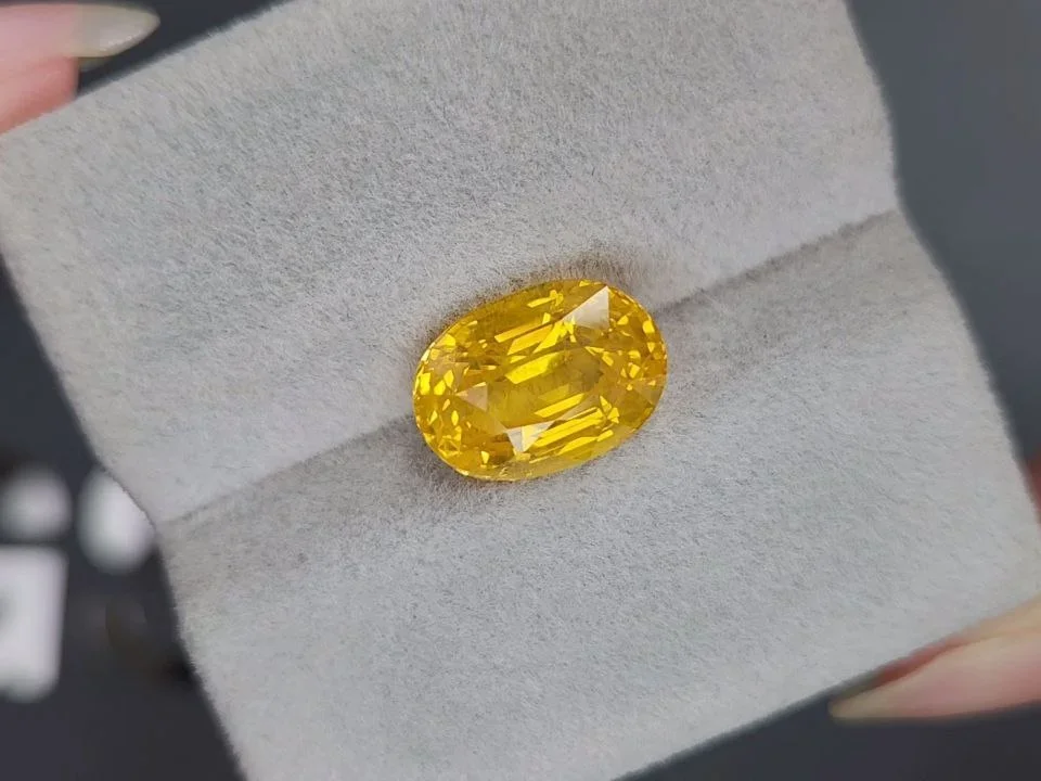 Golden yellow sapphire in oval cut 7.04 carats, Sri Lanka  Image №4