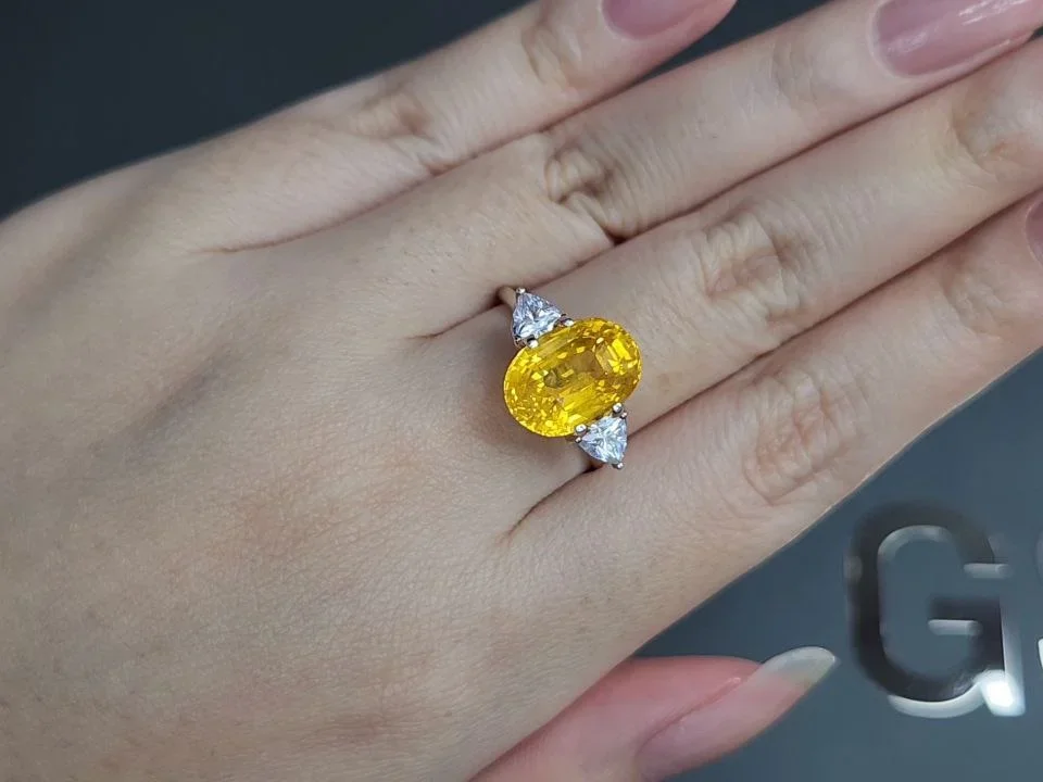 Golden yellow sapphire in oval cut 7.04 carats, Sri Lanka  Image №5