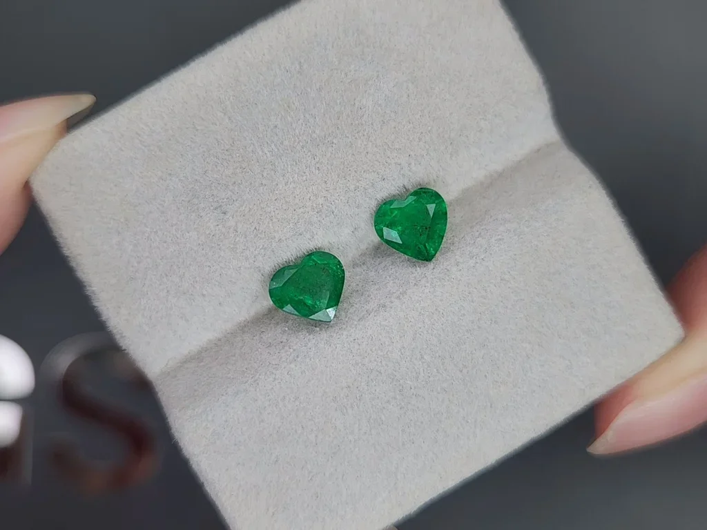 Pair of Vivid green emeralds in heart shape 1.38 carats, Zambia  Image №4