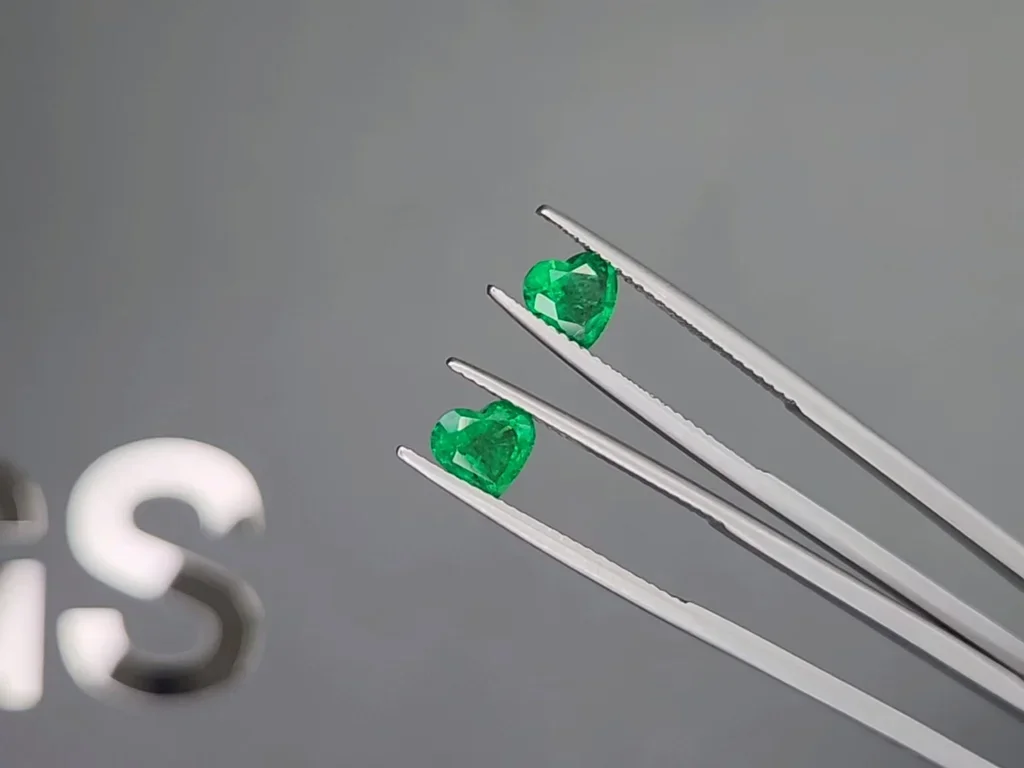 Pair of Vivid green emeralds in heart shape 1.38 carats, Zambia  Image №3