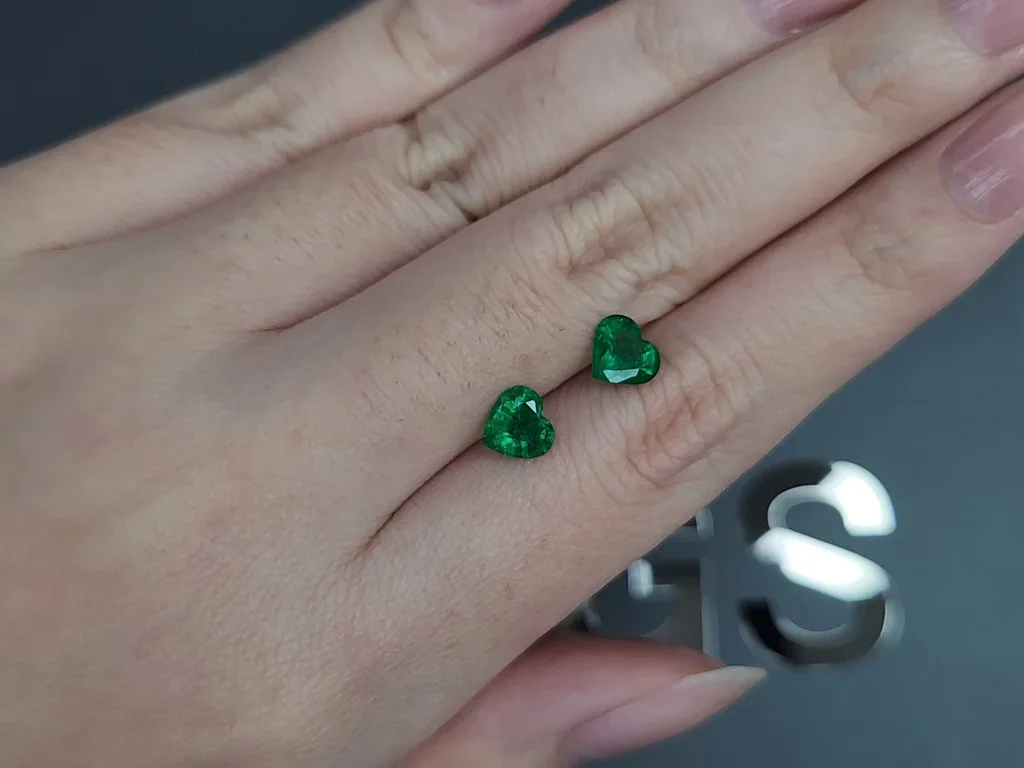Pair of Vivid green emeralds in heart shape 1.38 carats, Zambia  Image №2