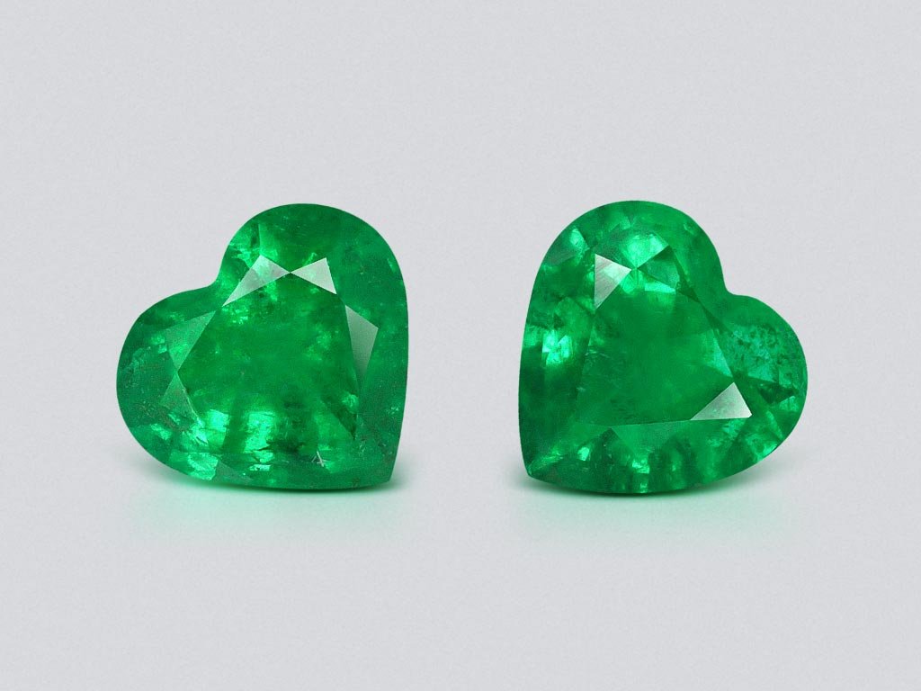 Pair of Vivid green emeralds in heart shape 1.38 carats, Zambia  Image №1