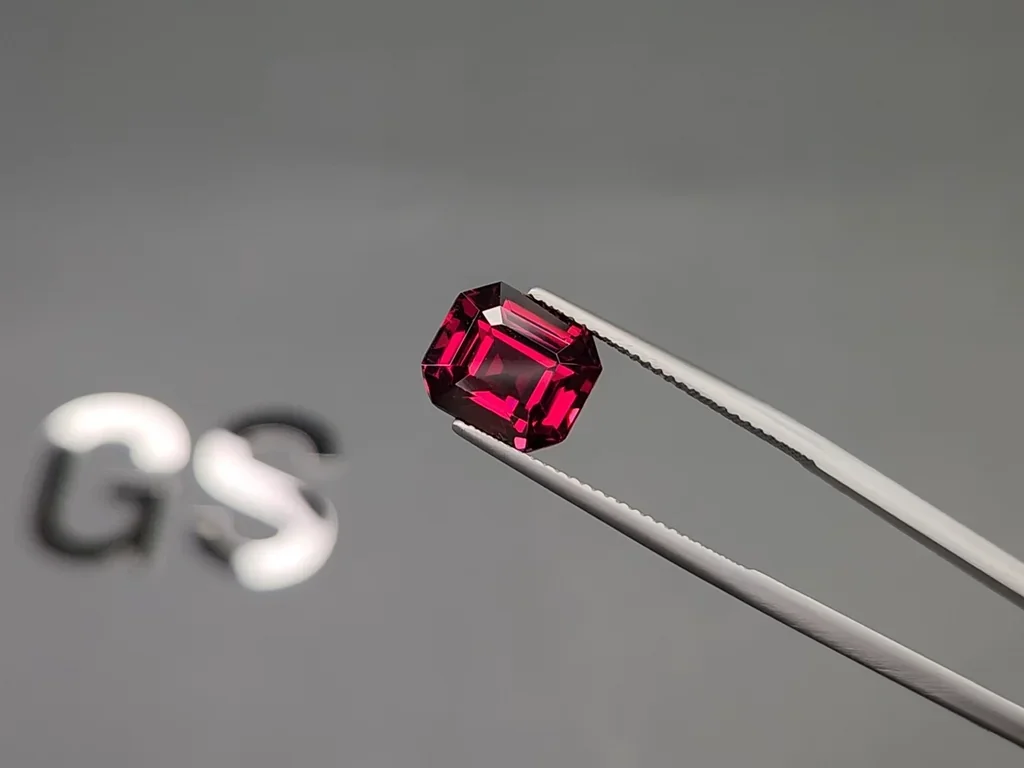 Garnet rhodolite octagon cut 6.27 carats, Africa Image №3