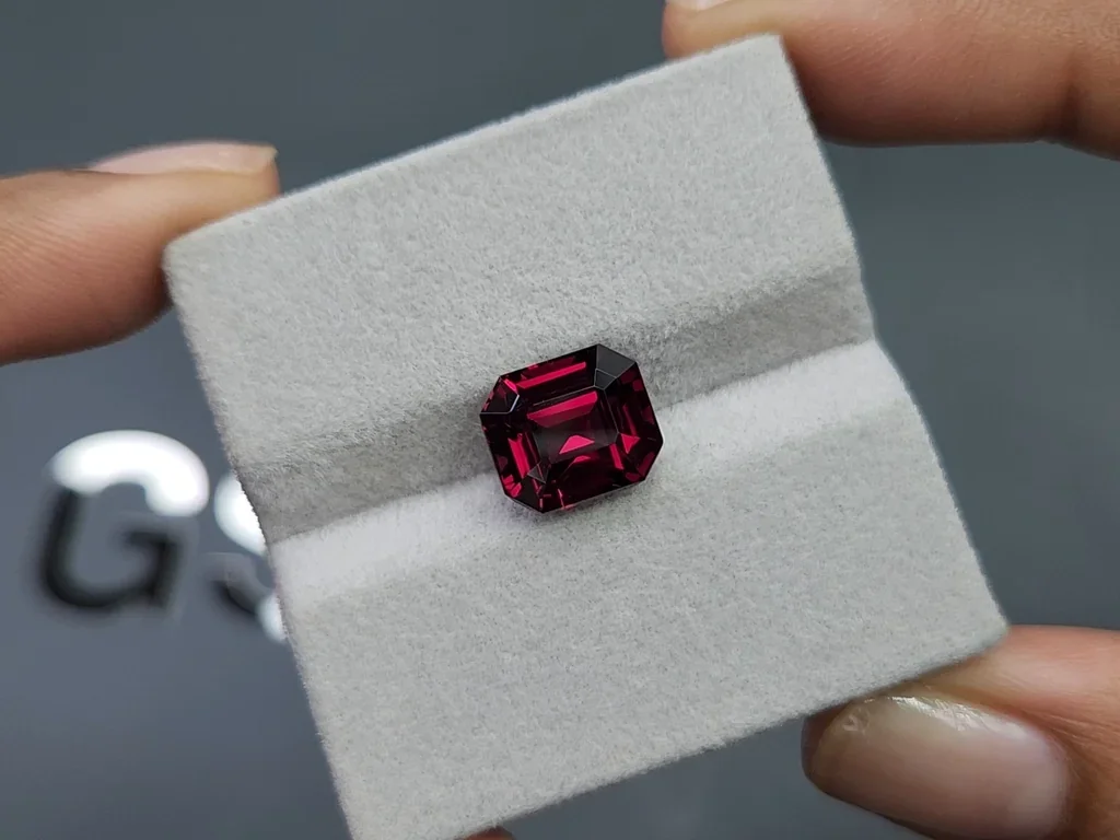 Garnet rhodolite octagon cut 6.27 carats, Africa Image №4