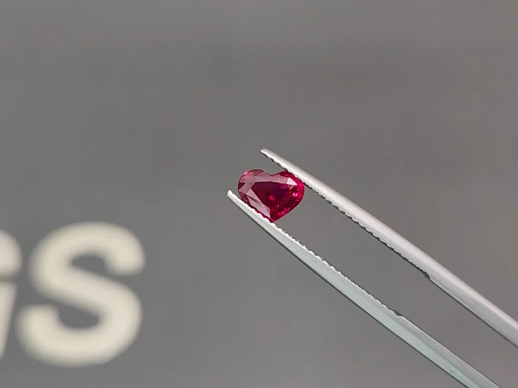 Unheated ruby Pigeon Blood heart shape 1.00 carats, Mozambique  Image №3