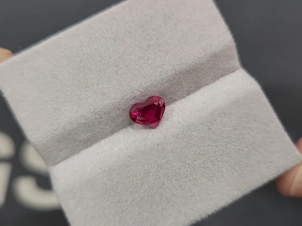 Unheated ruby Pigeon Blood heart shape 1.00 carats, Mozambique  Image №4